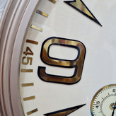 ساعت دیواری بژ 70 سانتیمتری فایبر با اعداد انگلیسی طلایی سه موتوره از نمای دیگر