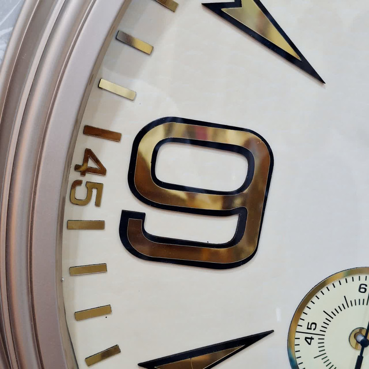 ساعت دیواری بژ 70 سانتیمتری فایبر با اعداد انگلیسی طلایی سه موتوره از نمای دیگر