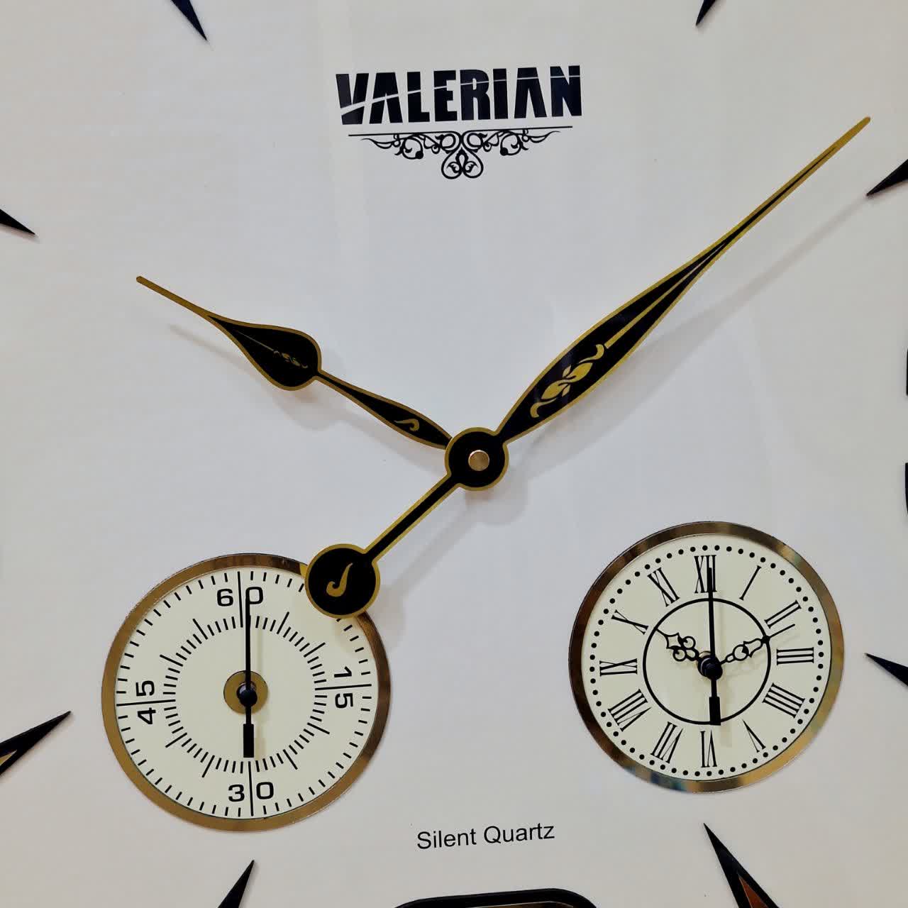 ساعت دیواری بژ 70 سانتی‌متری فایبر با اعداد انگلیسی طلایی سه موتوره از نمای نزدیک