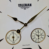 ساعت دیواری بژ 70 سانتیمتری فایبر با اعداد انگلیسی طلایی سه موتوره از نمای نزدیک