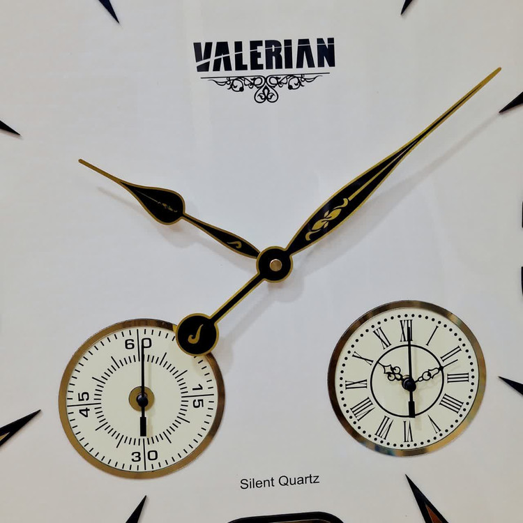 ساعت دیواری بژ 70 سانتیمتری فایبر با اعداد انگلیسی طلایی سه موتوره از نمای نزدیک