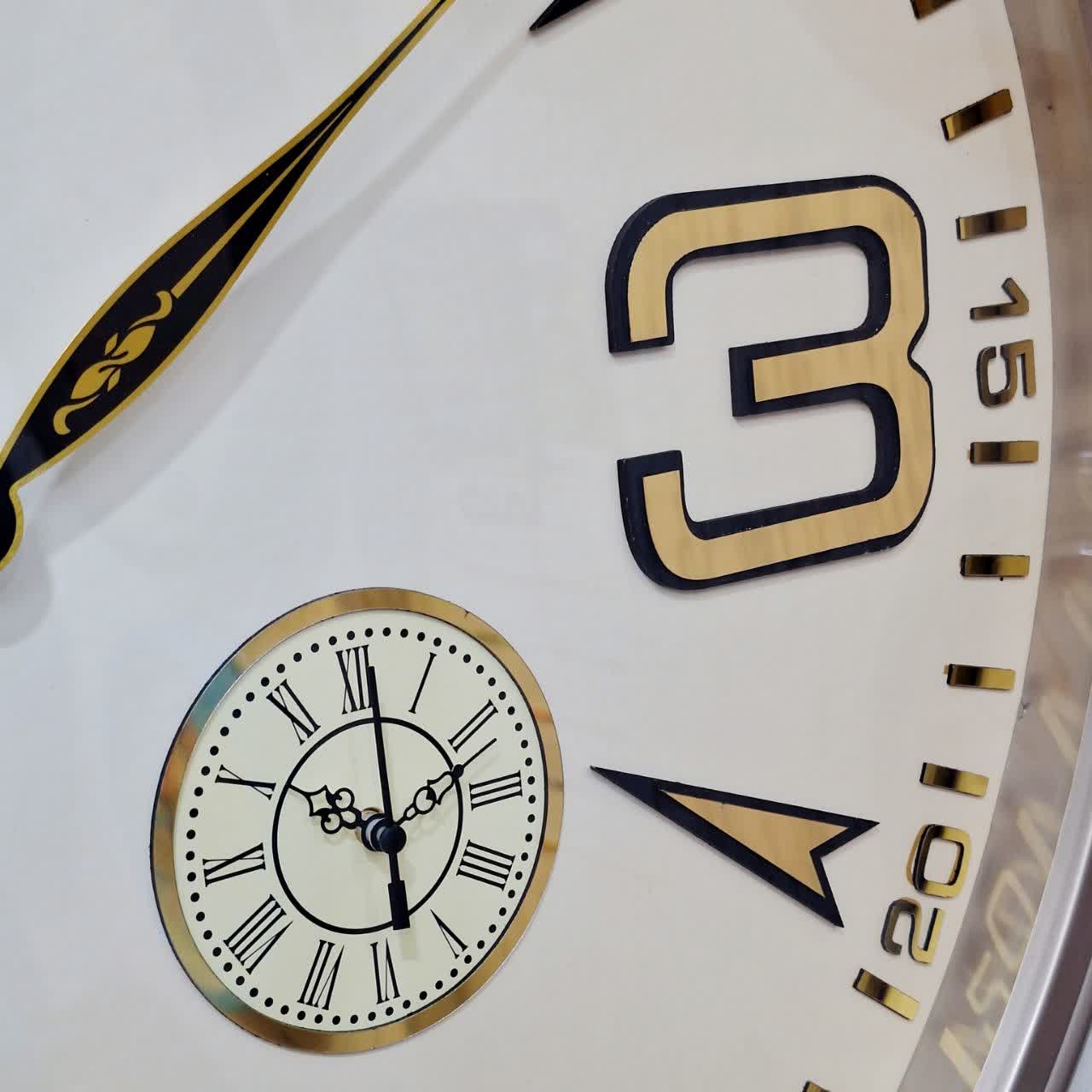 ساعت دیواری بژ 70 سانتی‌متری فایبر با اعداد انگلیسی طلایی سه موتوره از نمای موتورها