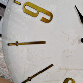 ساعت دیواری آینهای سفید 70 سانتیمتری با اعداد انگلیسی از نمای اعداد