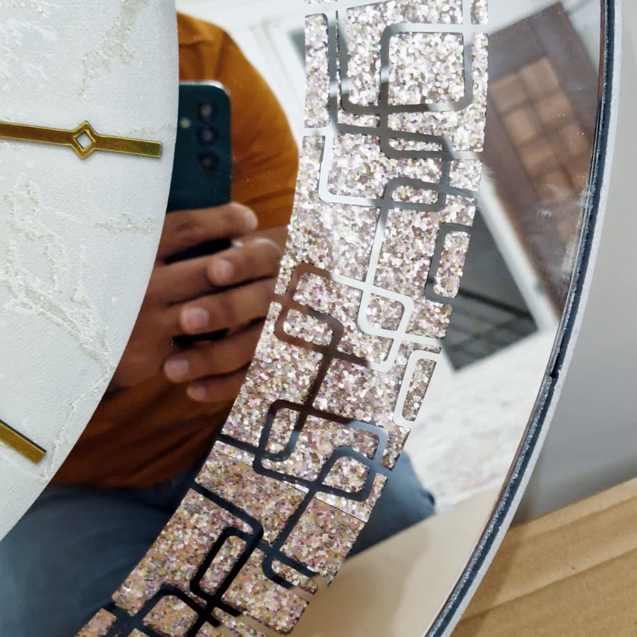 ساعت دیواری آینه‌ای سفید 70 سانتی‌متری با اعداد انگلیسی از نمای آیینه