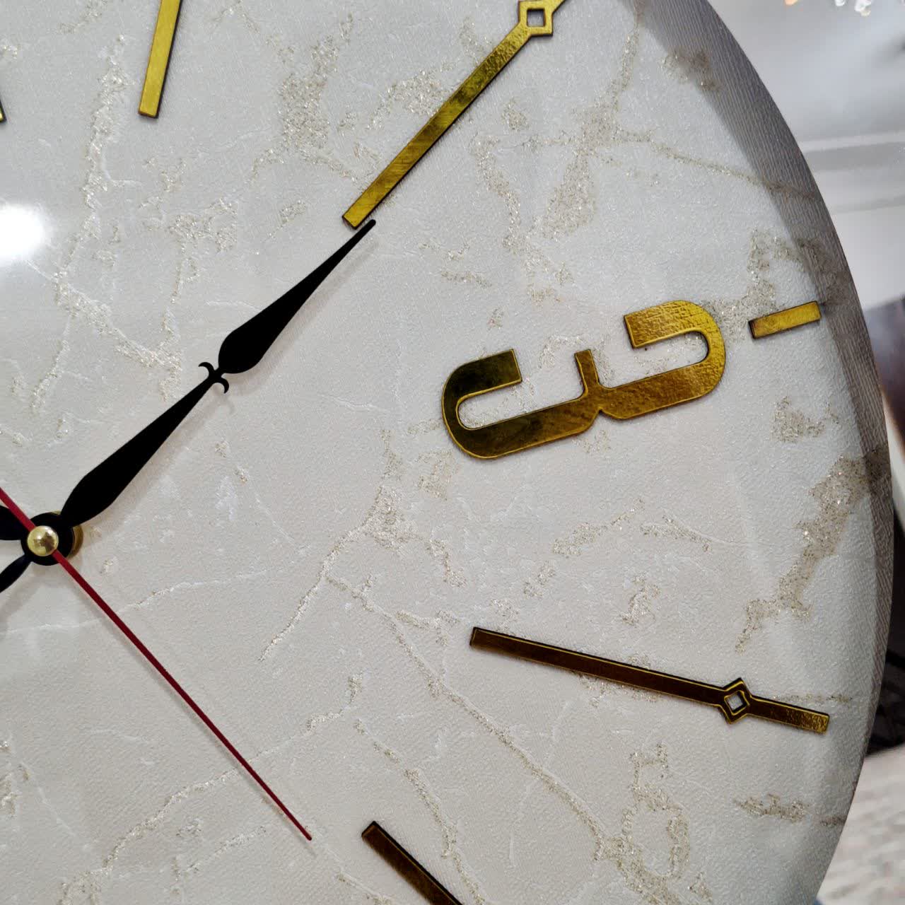 ساعت دیواری آینه‌ای سفید 70 سانتی‌متری با اعداد انگلیسی از نمای دیگر