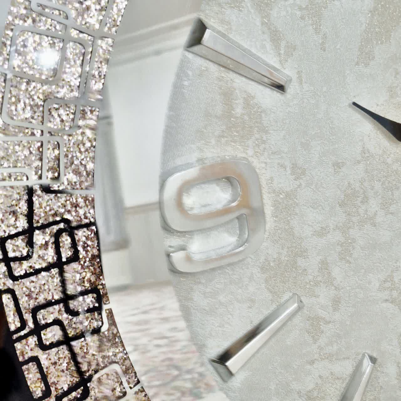 ساعت دیواری آینهای سفید 70 سانتیمتری با اعداد پلکسی نقرهای از نمای دیگر