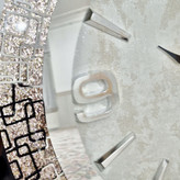 ساعت دیواری آینهای سفید 70 سانتیمتری با اعداد پلکسی نقرهای از نمای دیگر