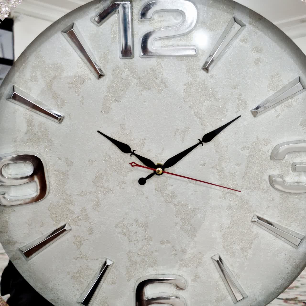 ساعت دیواری آینهای سفید 70 سانتیمتری با اعداد پلکسی نقرهای از نمای نزدیک