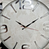 ساعت دیواری آینهای سفید 70 سانتیمتری با اعداد پلکسی نقرهای از نمای نزدیک