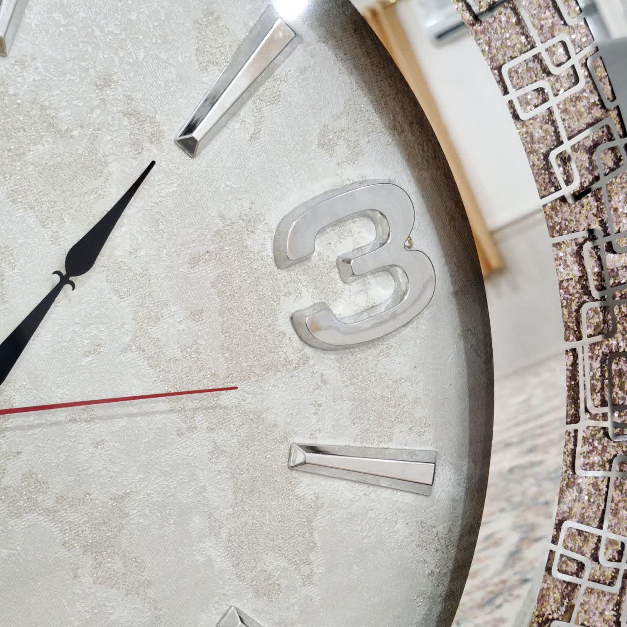 ساعت دیواری آینهای سفید 70 سانتیمتری با اعداد پلکسی نقرهای از نمای نزدیک تر