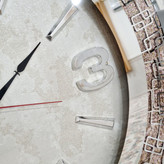 ساعت دیواری آینهای سفید 70 سانتیمتری با اعداد پلکسی نقرهای از نمای نزدیک تر