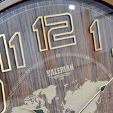 ساعت دیواری قهوهای 70 سانتیمتری با اعداد انگلیسی برجسته و طرح نقشه جهان از نمای نزدیک تر