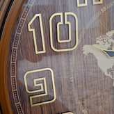 ساعت دیواری قهوهای 70 سانتیمتری با اعداد انگلیسی برجسته و طرح نقشه جهان از نمای دیگر