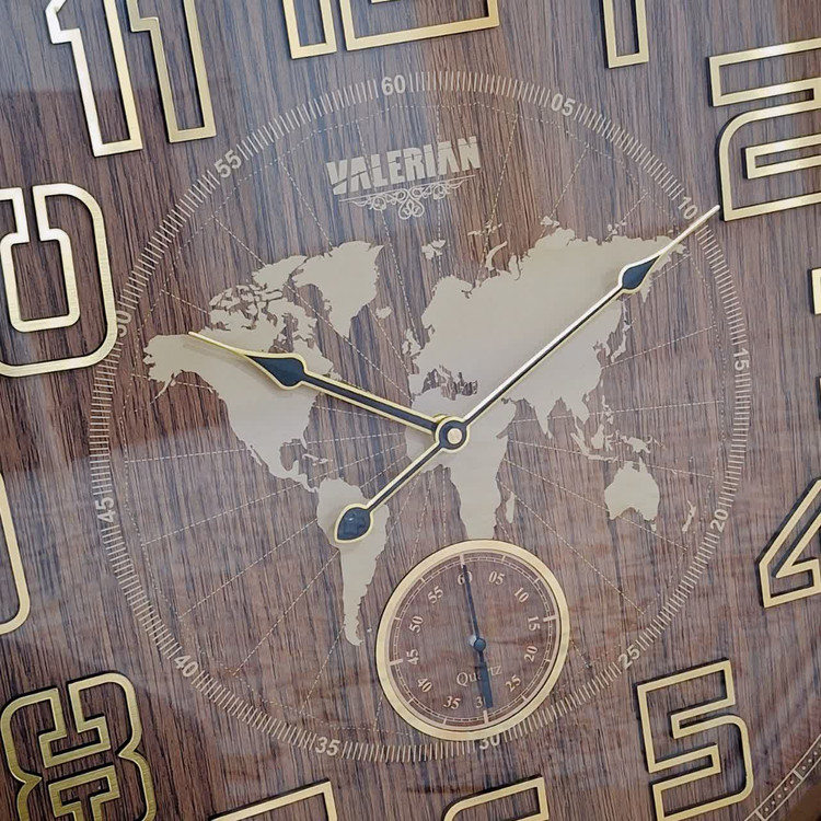 ساعت دیواری قهوهای 70 سانتیمتری با اعداد انگلیسی برجسته و طرح نقشه جهان از نمای نزدیک