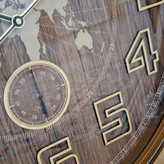 ساعت دیواری قهوهای 70 سانتیمتری با اعداد انگلیسی برجسته و طرح نقشه جهان از نمای پایین