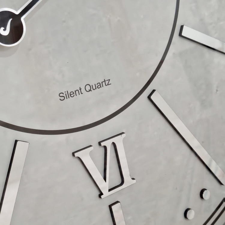 ساعت دیواری نقرهای 70 سانتیمتری با اعداد برجسته رومی نمای پایین