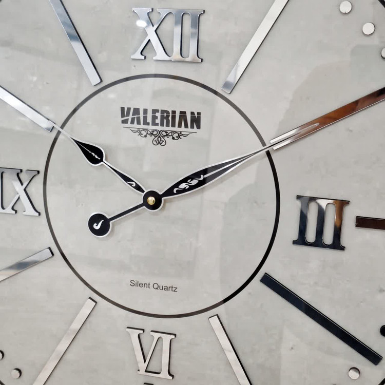 ساعت دیواری نقرهای 70 سانتیمتری با اعداد برجسته رومی نمای نزدیک