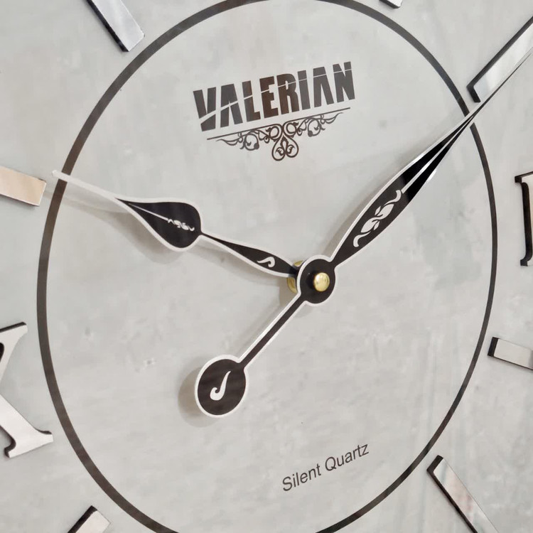 ساعت دیواری نقرهای 70 سانتیمتری با اعداد برجسته رومی نمای دیگر