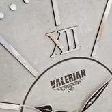 ساعت دیواری نقرهای 70 سانتیمتری با اعداد برجسته رومی نمای نزدیک تر