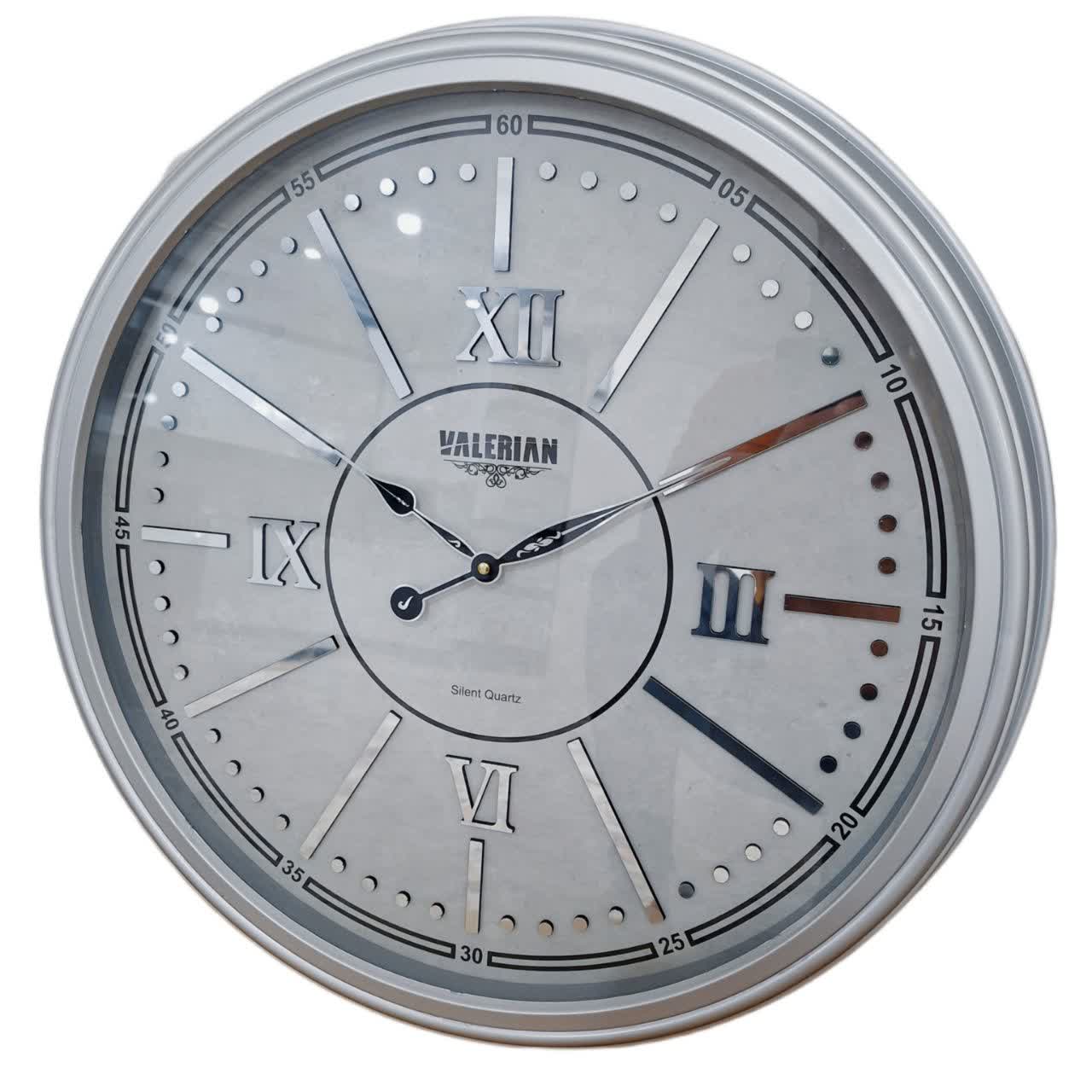 ساعت دیواری نقره‌ای 70 سانتی‌متری با اعداد برجسته رومی و 2 سال ضمانت