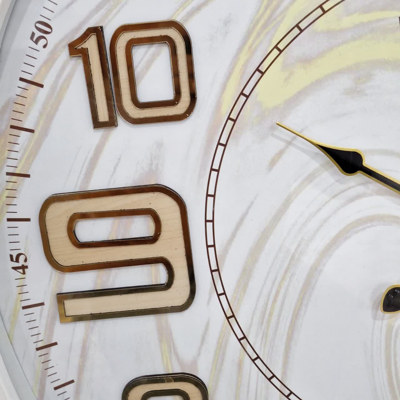 ساعت دیواری والرین سفید 70 سانتی‌متری با اعداد برجسته انگلیسی طرح ابروباد از نمای دیگر