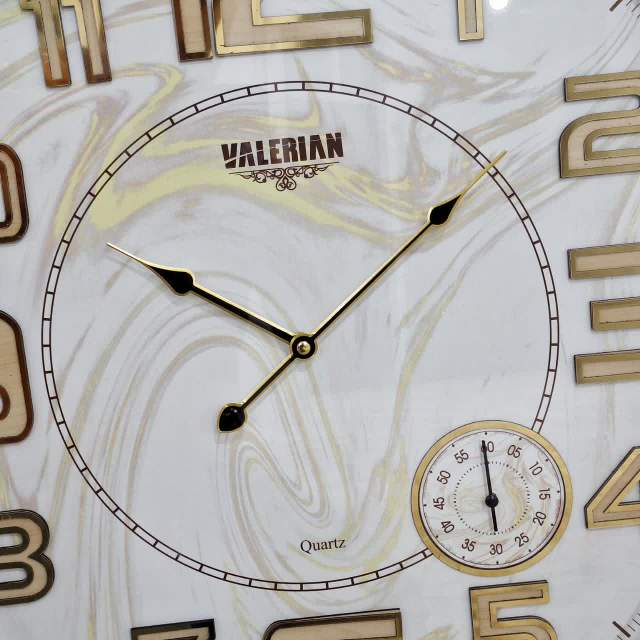 ساعت دیواری والرین سفید 70 سانتی‌متری با اعداد برجسته انگلیسی طرح ابروباد از نمای نزدیک