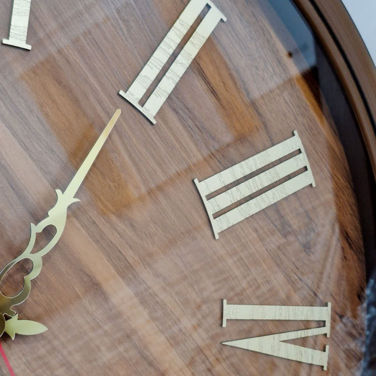 ساعت دیواری قهوهای 65 سانتیمتری فایبر با اعداد رومی طلایی از نمای نزدیک تر