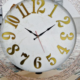 ساعت دیواری آینهای اکلیلی از نمای نزدیک عقربه ها