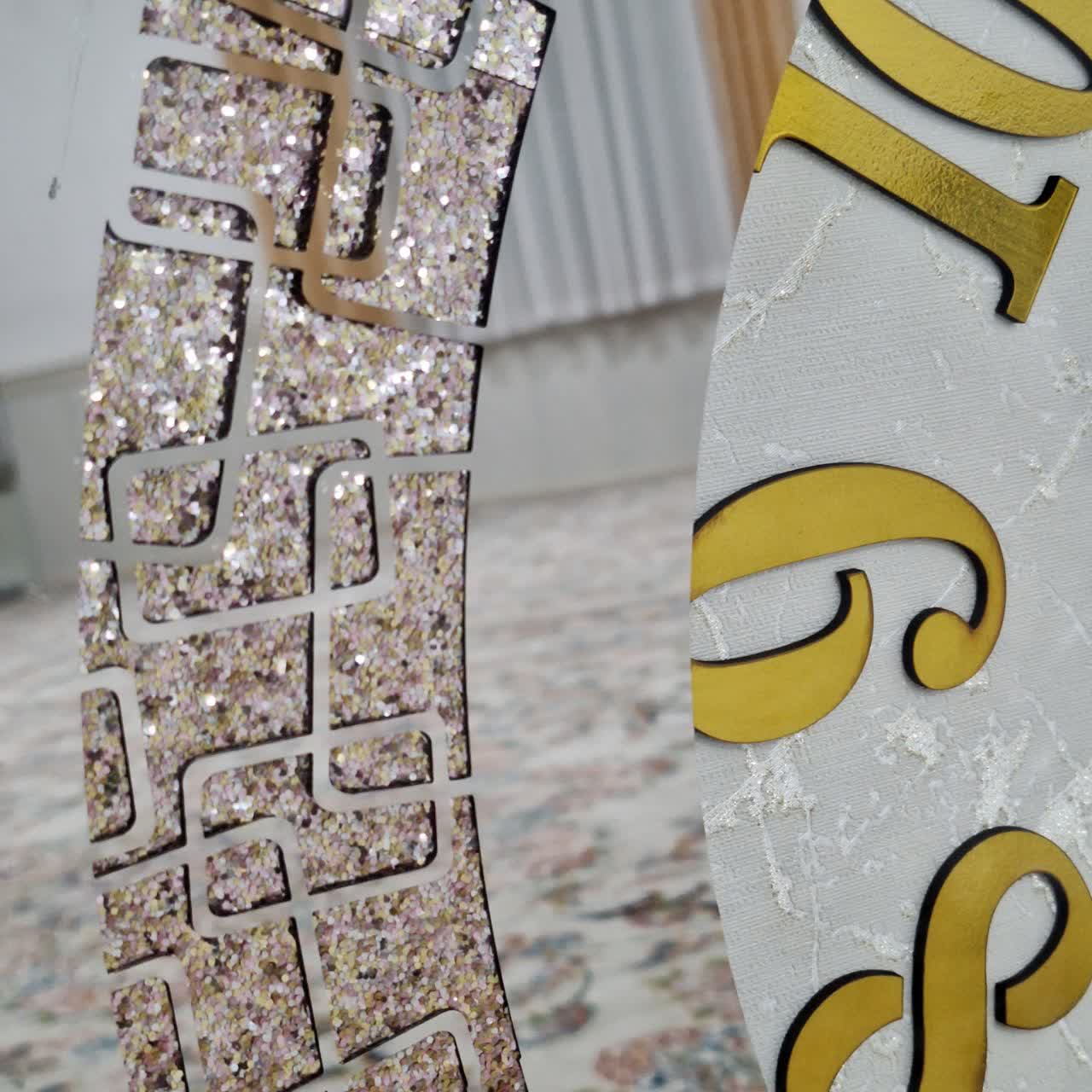 ساعت دیواری آینهای اکلیلی از نمای نزدیک تر