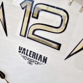 ساعت دیواری قهوهای داخل کرم 70 سانتیمتری با اعداد برجسته از نمای بالا