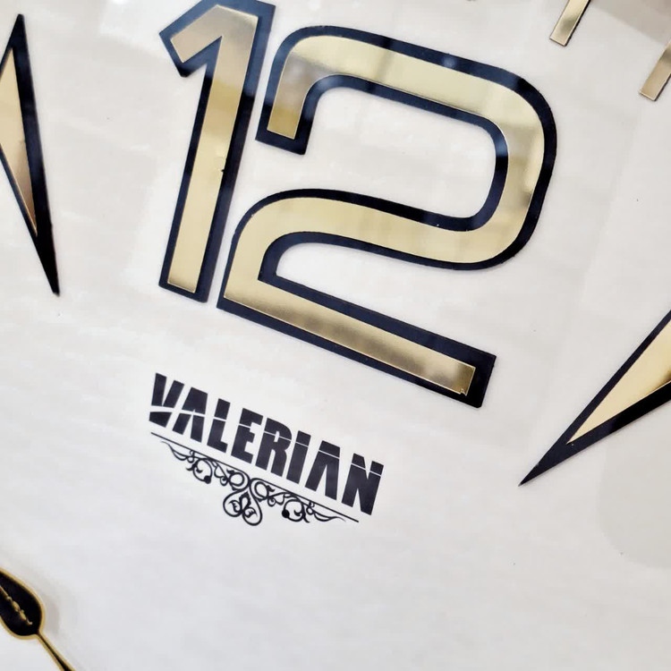 ساعت دیواری قهوهای داخل کرم 70 سانتیمتری با اعداد برجسته از نمای بالا