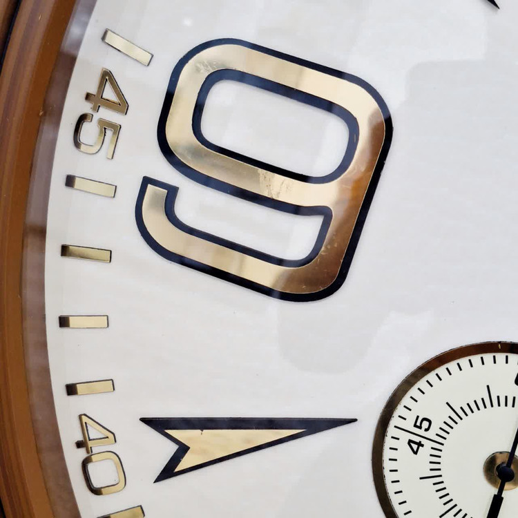 ساعت دیواری قهوهای داخل کرم 70 سانتیمتری با اعداد برجسته از نمای نزدیک تر