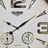 ساعت دیواری قهوهای داخل کرم 70 سانتیمتری با اعداد برجسته از نمای نزدیک