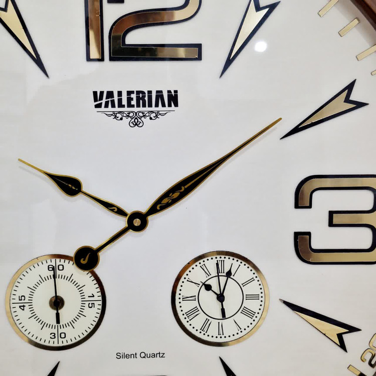 ساعت دیواری قهوهای داخل کرم 70 سانتیمتری با اعداد برجسته از نمای نزدیک