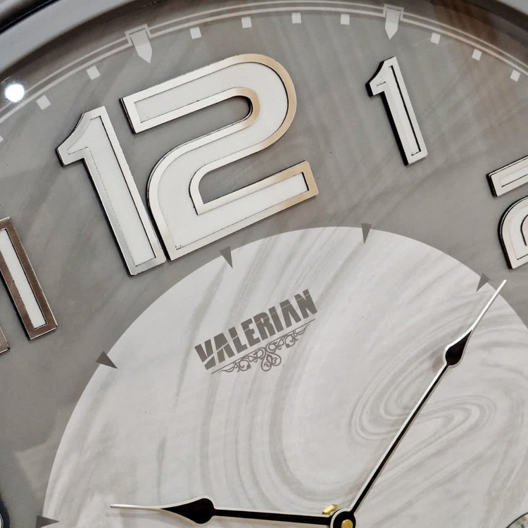 ساعت دیواری والرین طوسی 70 سانتیمتری طرح ابروباد از نمای نزدیک تر