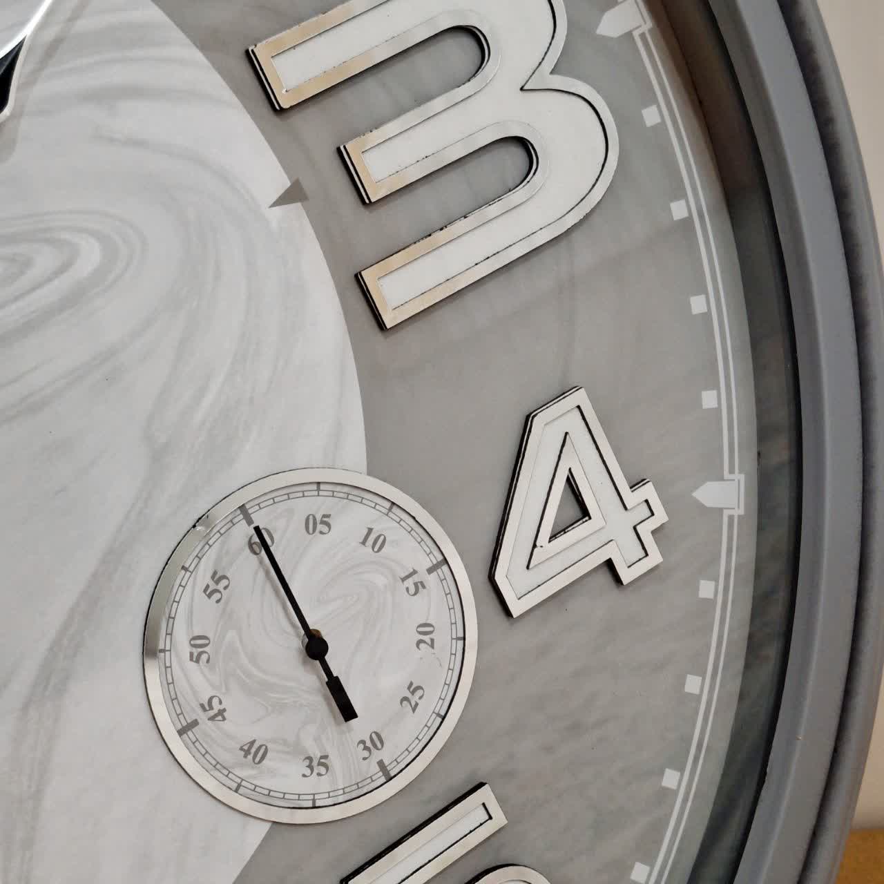 ساعت دیواری والرین طوسی 70 سانتی‌متری طرح ابروباد از نمای دیگر