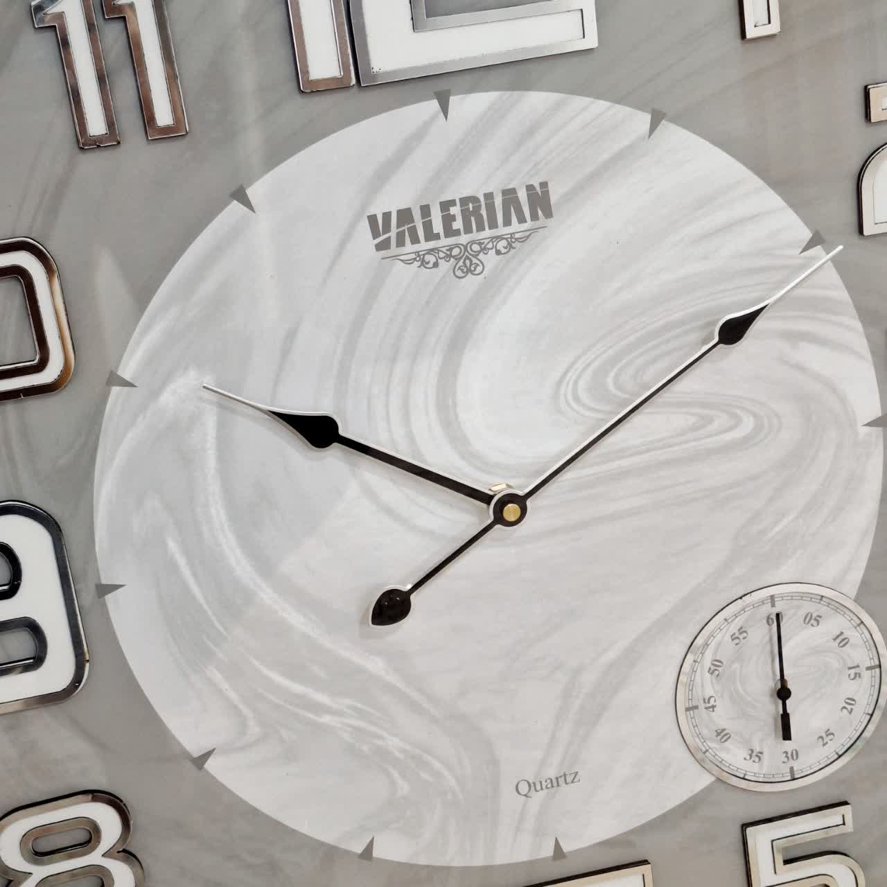 ساعت دیواری والرین طوسی 70 سانتی‌متری طرح ابروباد از نمای نزدیک