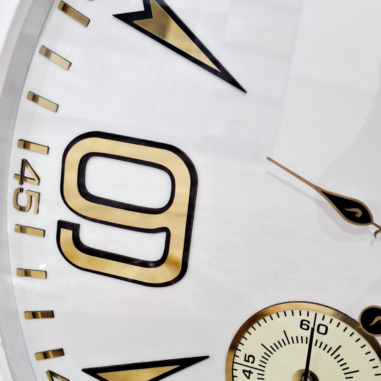 ساعت دیواری والرین سفید 70 سانتی‌متری از نمای نزدیک تر