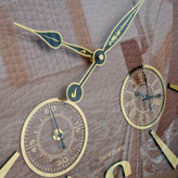 ساعت دیواری والرین قهوهای 70 سانتیمتری با اعداد پلکسی طلایی و موتور 3 موتوره از نمای نزدیک تر