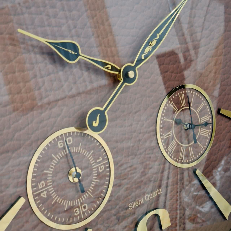 ساعت دیواری والرین قهوهای 70 سانتیمتری با اعداد پلکسی طلایی و موتور 3 موتوره از نمای نزدیک تر