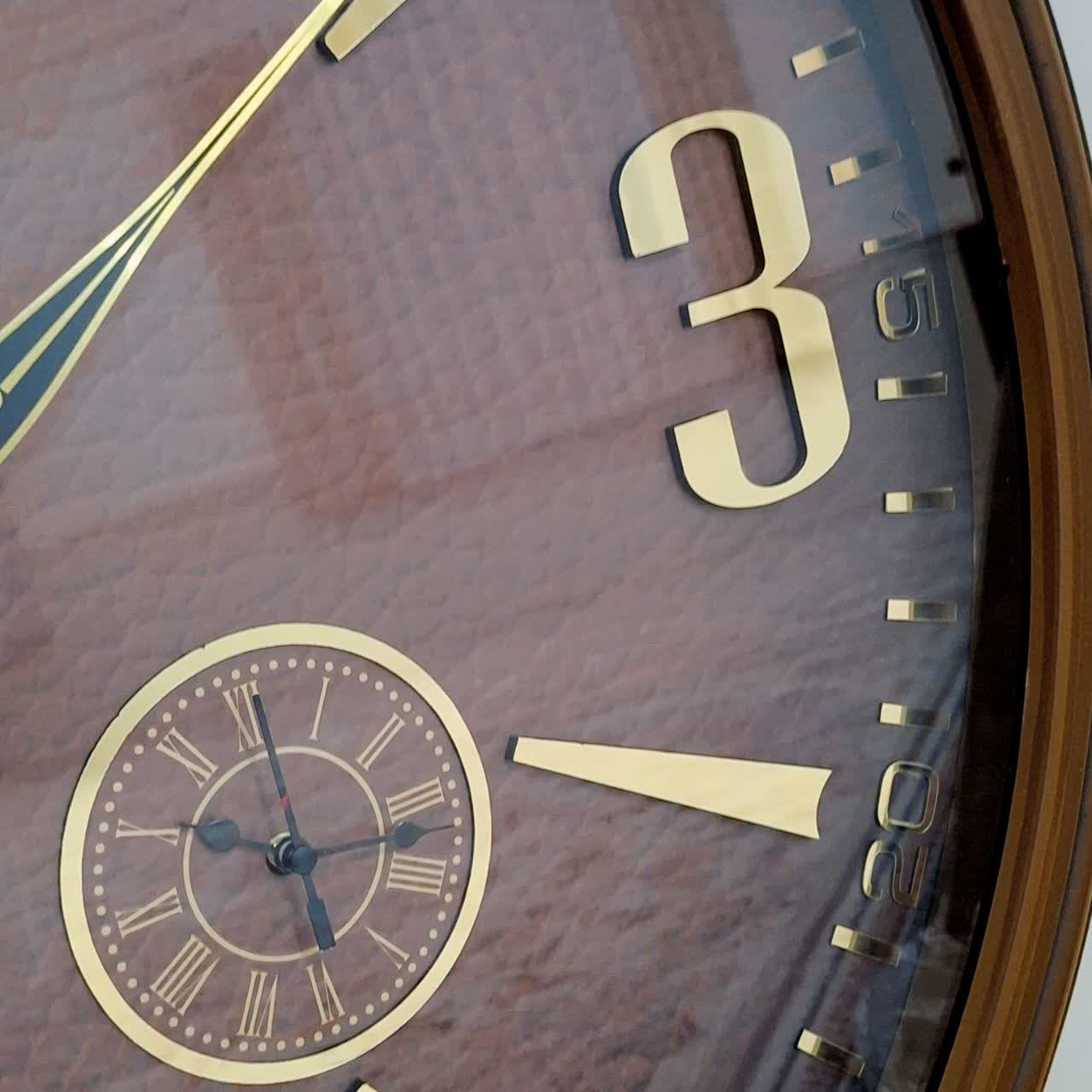 ساعت دیواری والرین قهوه‌ای 70 سانتی‌متری با اعداد پلکسی طلایی و موتور 3 موتوره از نمای موتور