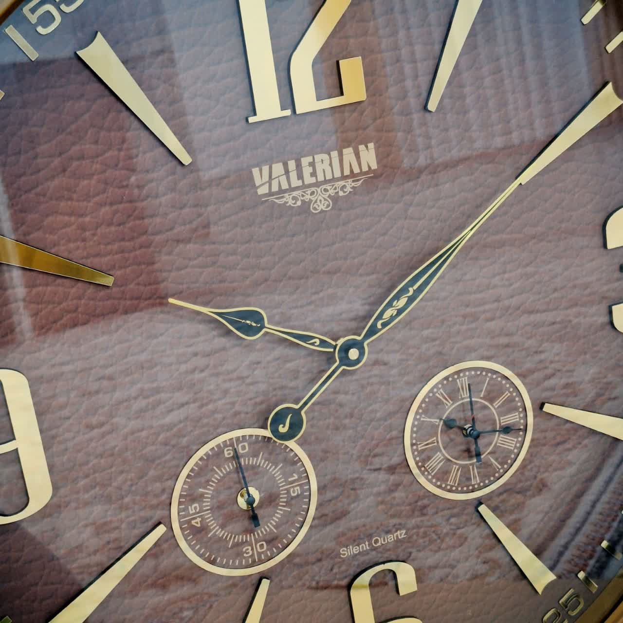 ساعت دیواری والرین قهوه‌ای 70 سانتی‌متری با اعداد پلکسی طلایی و موتور 3 موتوره از نمای نزدیک