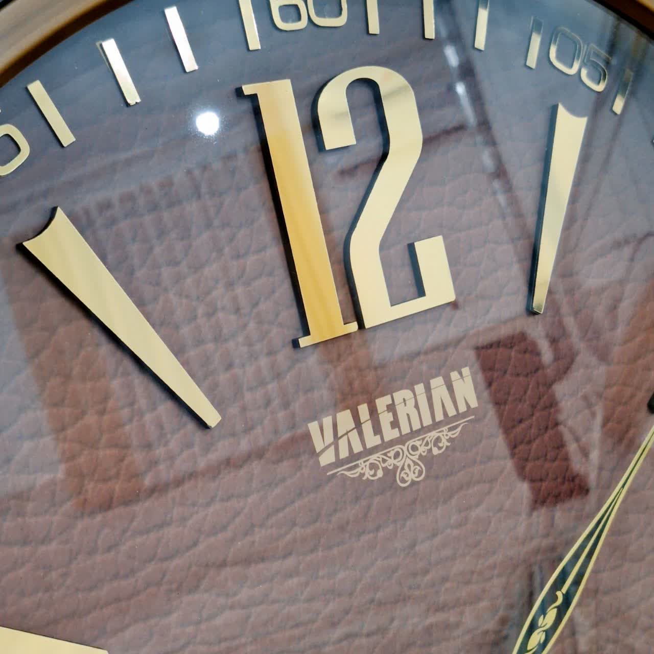 ساعت دیواری والرین قهوه‌ای 70 سانتی‌متری با اعداد پلکسی طلایی و موتور 3 موتوره از نمای دیگر