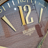 ساعت دیواری والرین قهوهای 70 سانتیمتری با اعداد پلکسی طلایی و موتور 3 موتوره از نمای دیگر