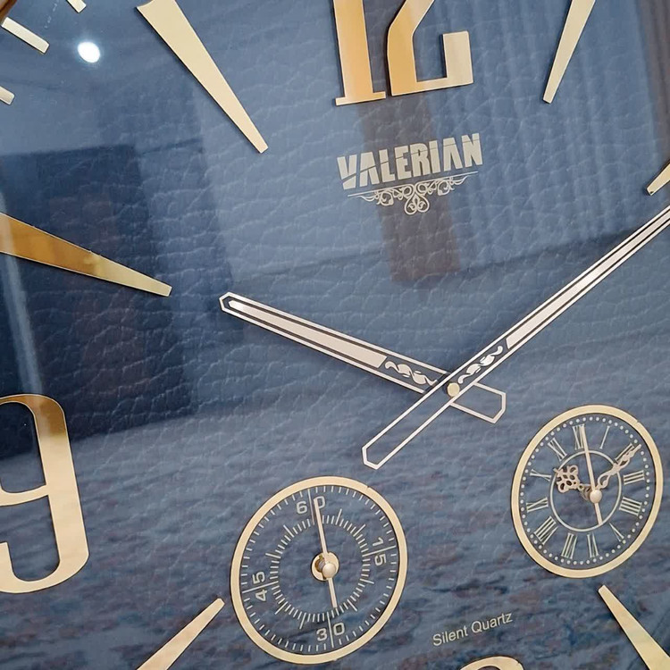 ساعت دیواری والرین قهوهای داخل مشکی 70 سانتیمتری با اعداد پلکسی طلایی و موتور 3 موتوره از نمای نزدیک