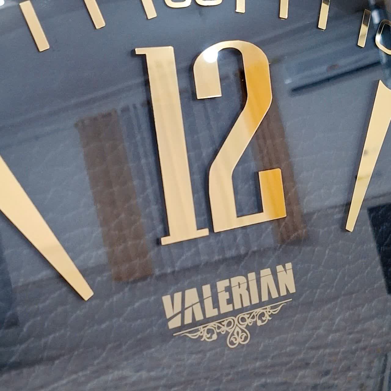 ساعت دیواری والرین قهوه‌ای داخل مشکی 70 سانتی‌متری با اعداد پلکسی طلایی و موتور 3 موتوره از نمای بالا