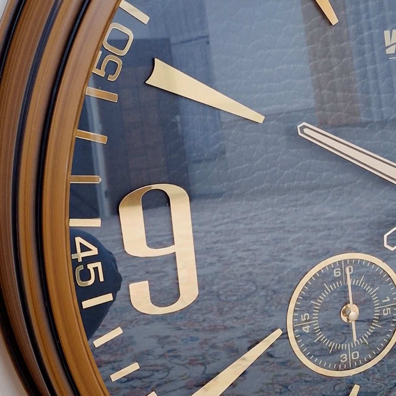 ساعت دیواری والرین قهوه‌ای داخل مشکی 70 سانتی‌متری با اعداد پلکسی طلایی و موتور 3 موتوره از نمای دیگر