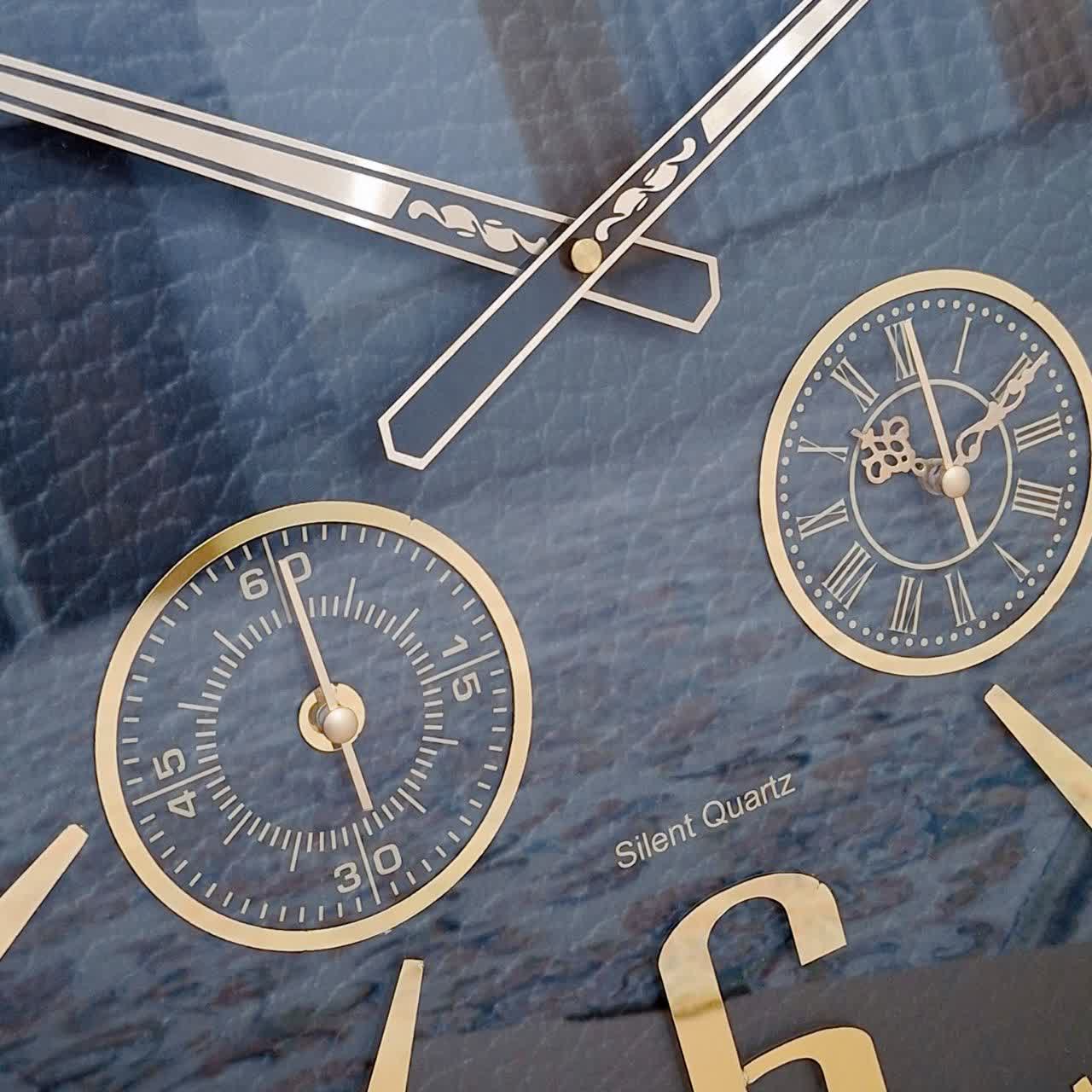 ساعت دیواری والرین قهوه‌ای داخل مشکی 70 سانتی‌متری با اعداد پلکسی طلایی و موتور 3 موتوره از نمای نزدیک تر