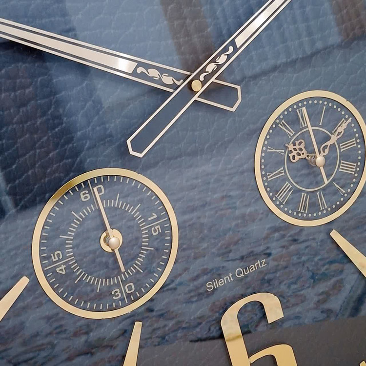 ساعت دیواری والرین قهوهای داخل مشکی 70 سانتیمتری با اعداد پلکسی طلایی و موتور 3 موتوره از نمای نزدیک تر