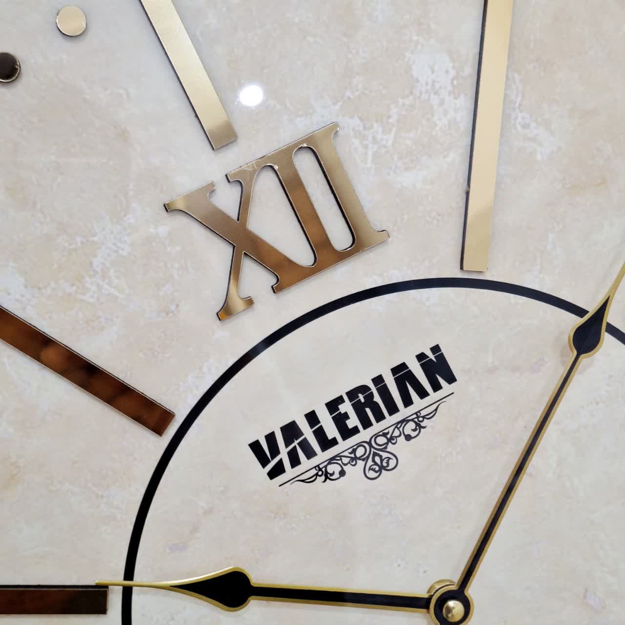 ساعت دیواری والرین قهوه‌ای داخل کرم 70 سانتی‌متری با اعداد رومی از نمای نزدیک تر